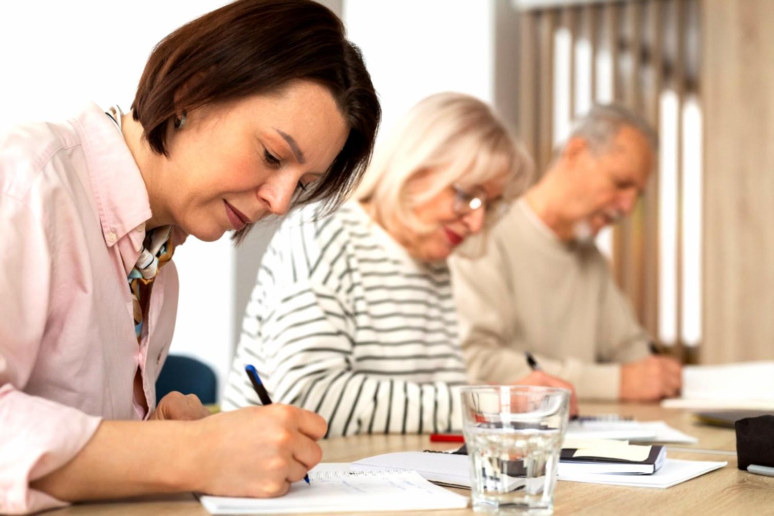 Equipo analizando estados financieros con gráficos y documentos